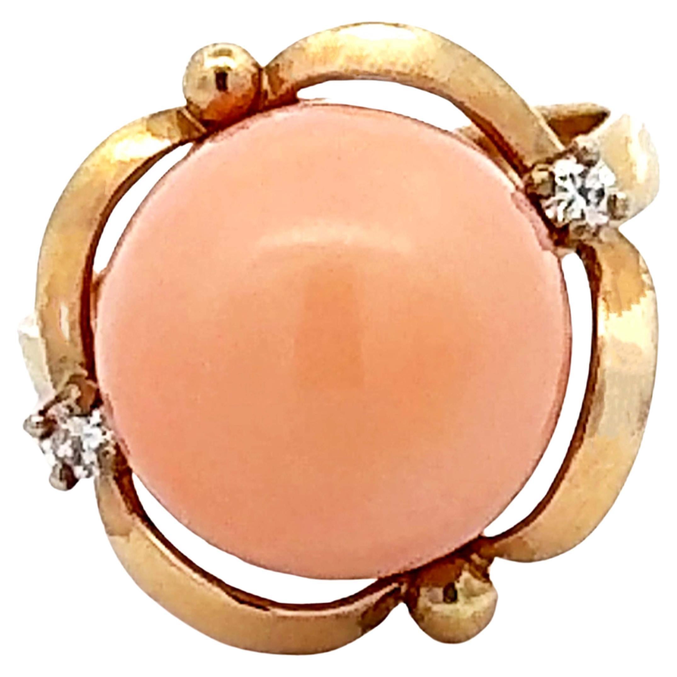 Bague sphère en corail peau d'ange et diamants en or jaune 14 carats