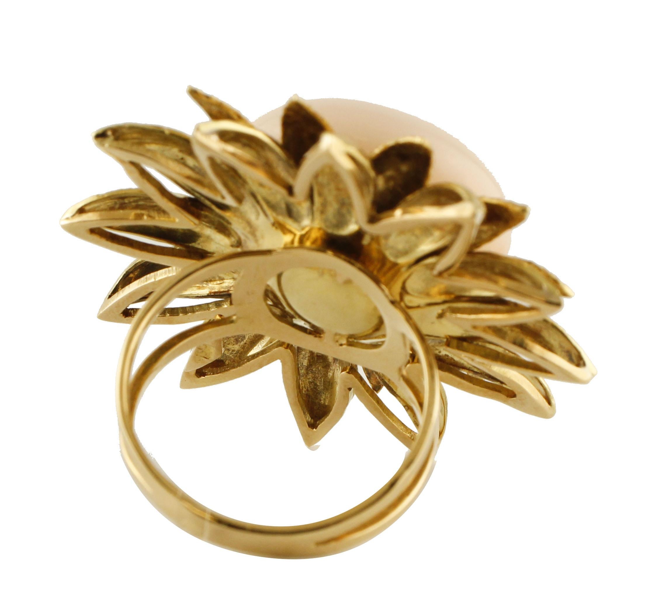 Pink Coral Button Yellow Gold Flower Shape Fashion Ring In Excellent Condition For Sale In Marcianise, Marcianise (CE)