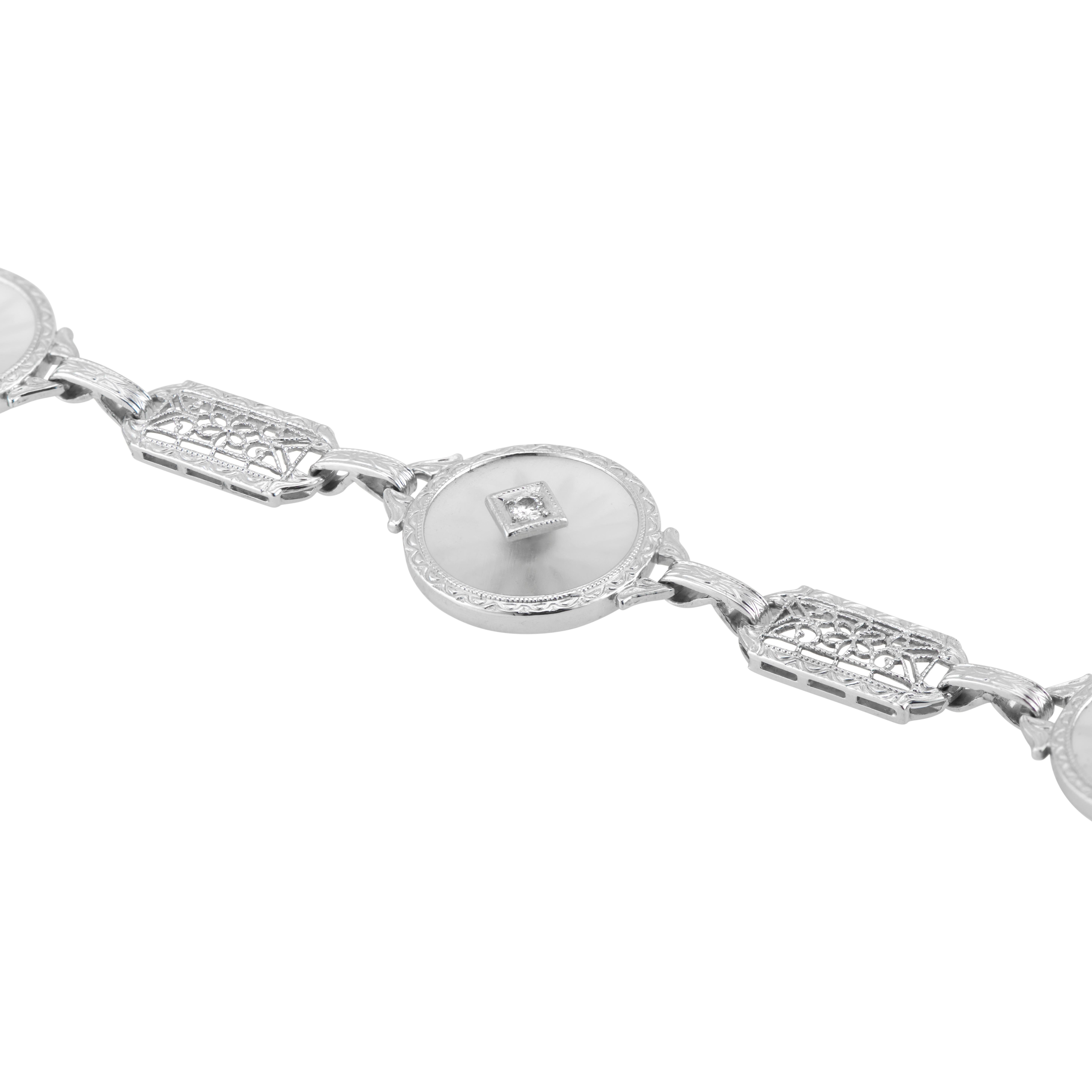 Taille carrée Bracelet filigrane en or blanc avec quartz peau d'ange, saphirs et diamants en vente
