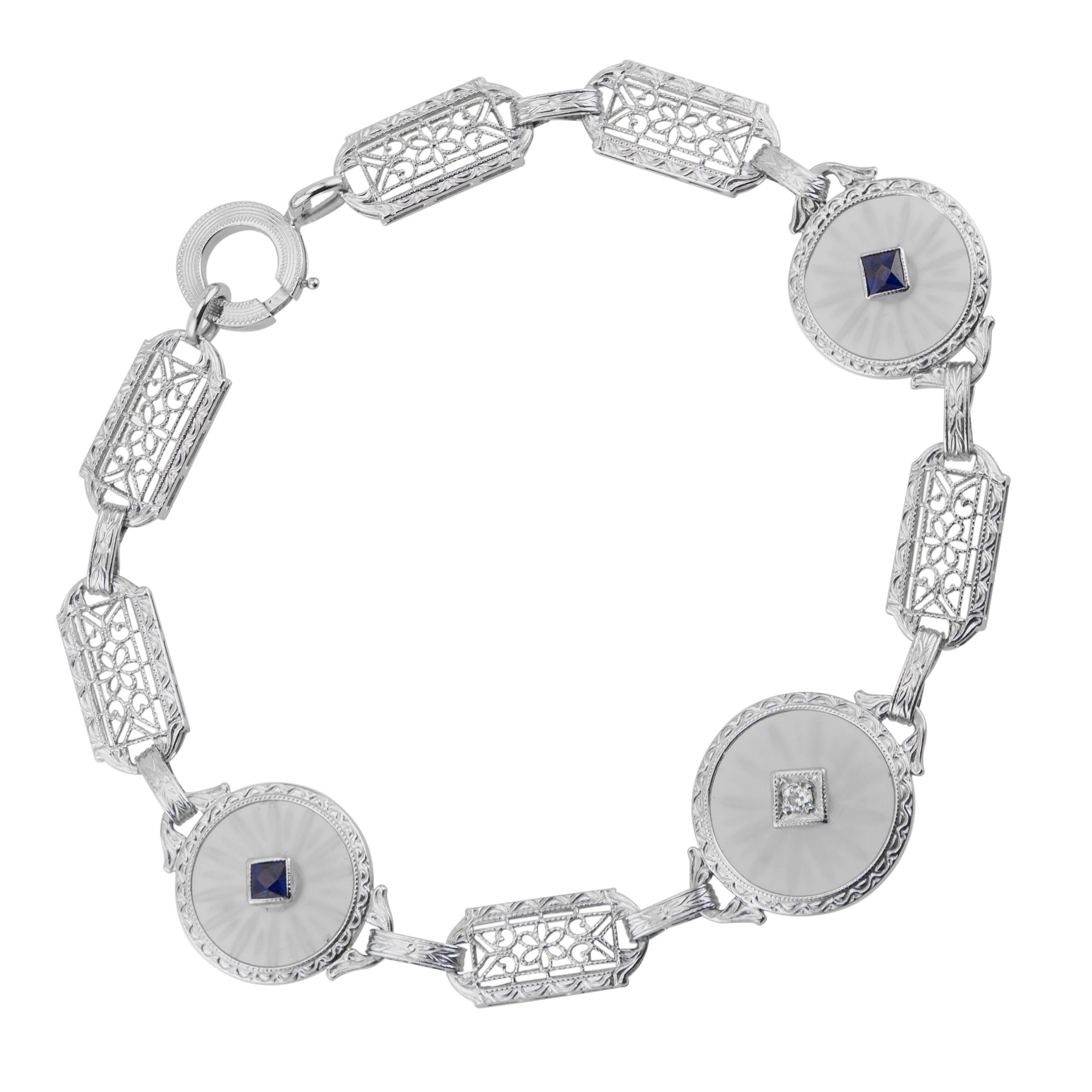 Bracelet filigrane en or blanc avec quartz peau d'ange, saphirs et diamants en vente