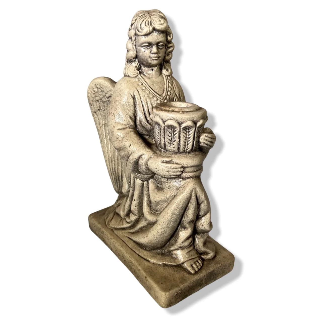 Engel-Gartenstatue und Kerzenhalter aus Zementguss (21. Jahrhundert und zeitgenössisch) im Angebot