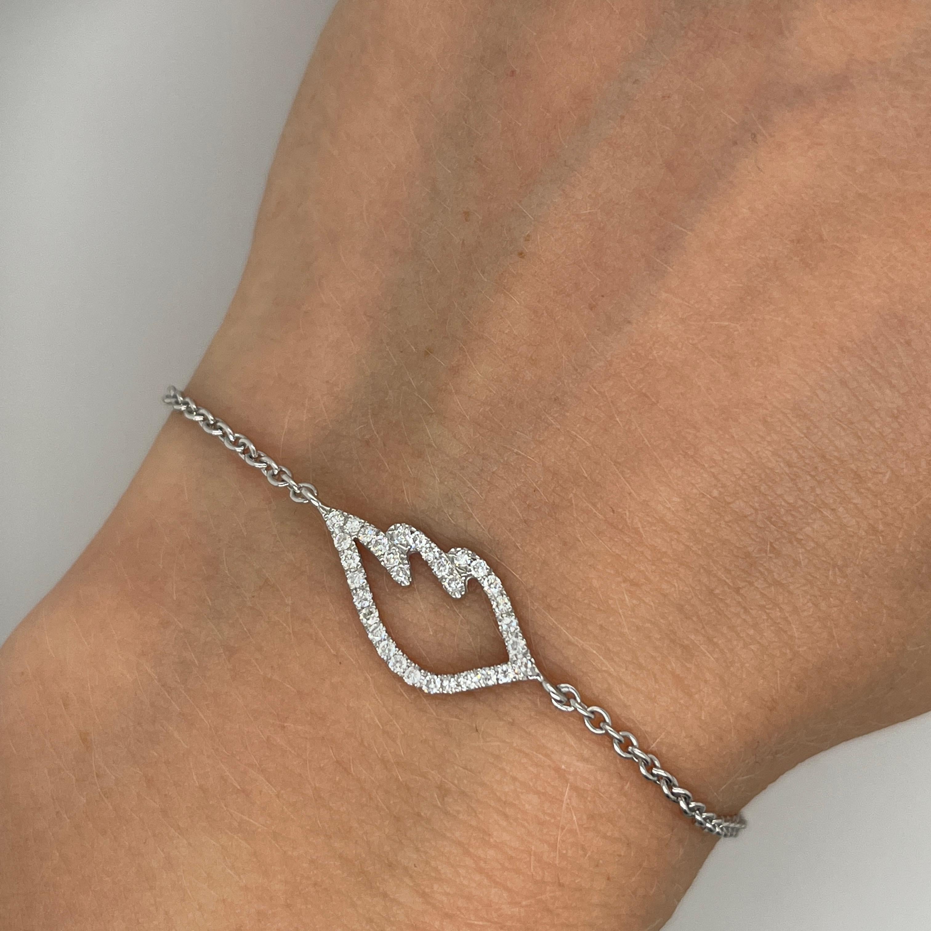 
Anmutig und symbolträchtig präsentiert sich dieses exquisite Armband mit einem zarten Engelsflügel-Pavé-Anhänger, der mit funkelnden Diamanten von 0,30 Karat besetzt ist. Die in 18-karätigem Weißgold gefassten Diamanten haben eine Farbe von G/H und