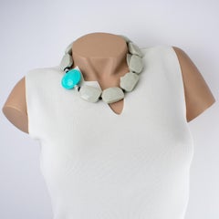 Angela Caputi Beigefarbene und türkisfarbene Halskette aus Harz