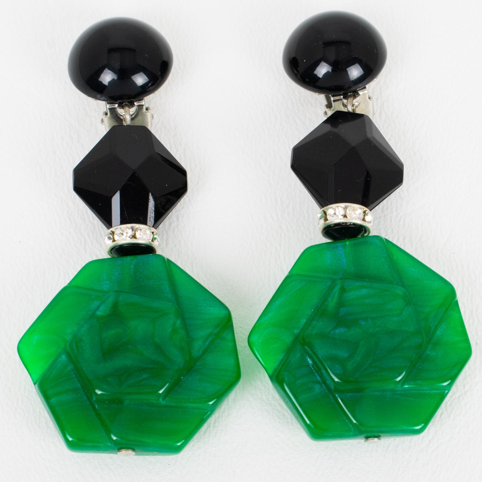 Angela Caputi Schwarze und smaragdgrüne Clip-Ohrringe aus Harz (Moderne) im Angebot
