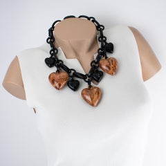 Collana di Angela Caputi in resina nera e effetto legno con ciondoli a forma di cuore