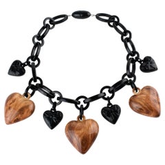 Collana di Angela Caputi in resina nera e effetto legno con ciondoli a forma di cuore