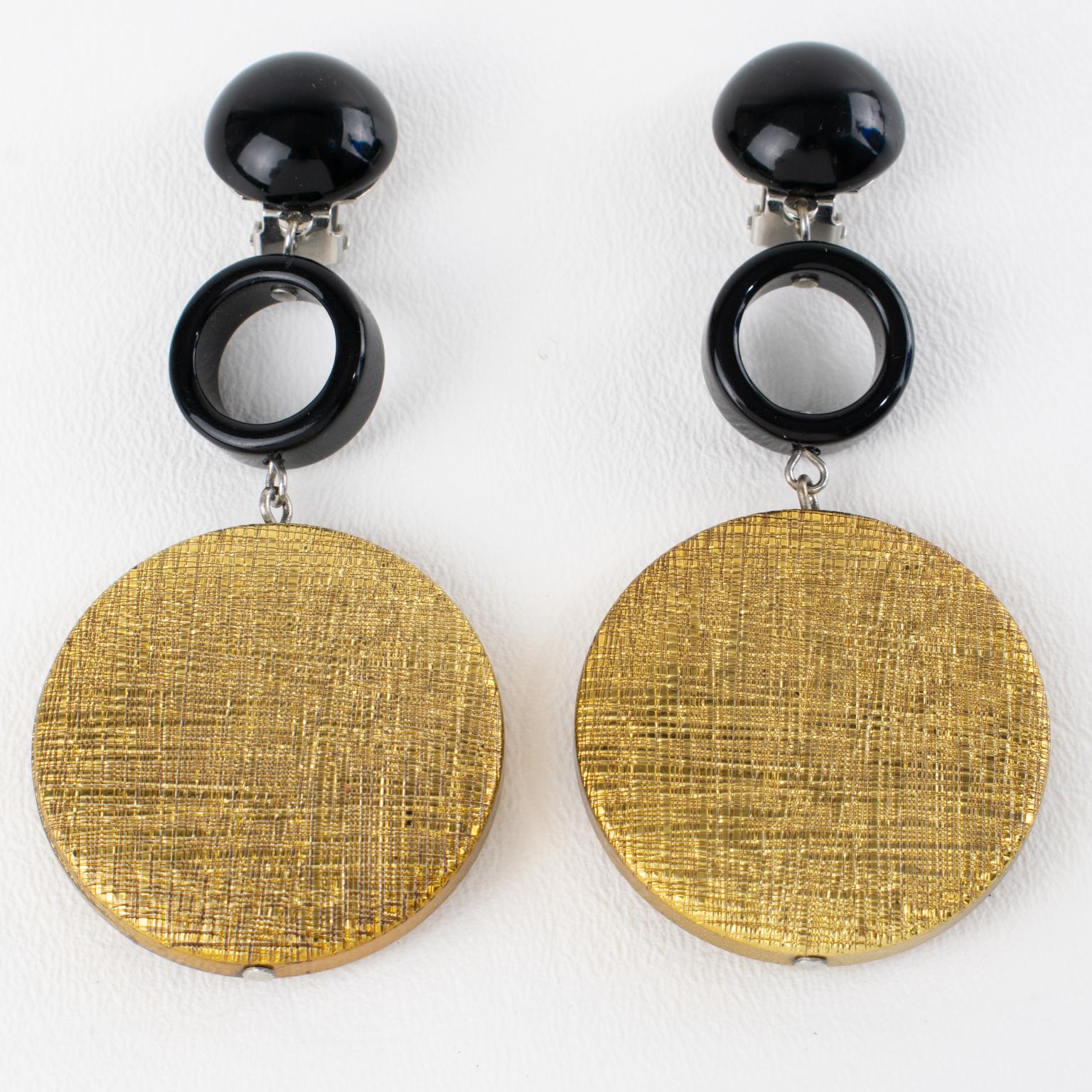 Moderne Angela Caputi - Boucles d'oreilles clip à disque en résine noire et dorée en vente