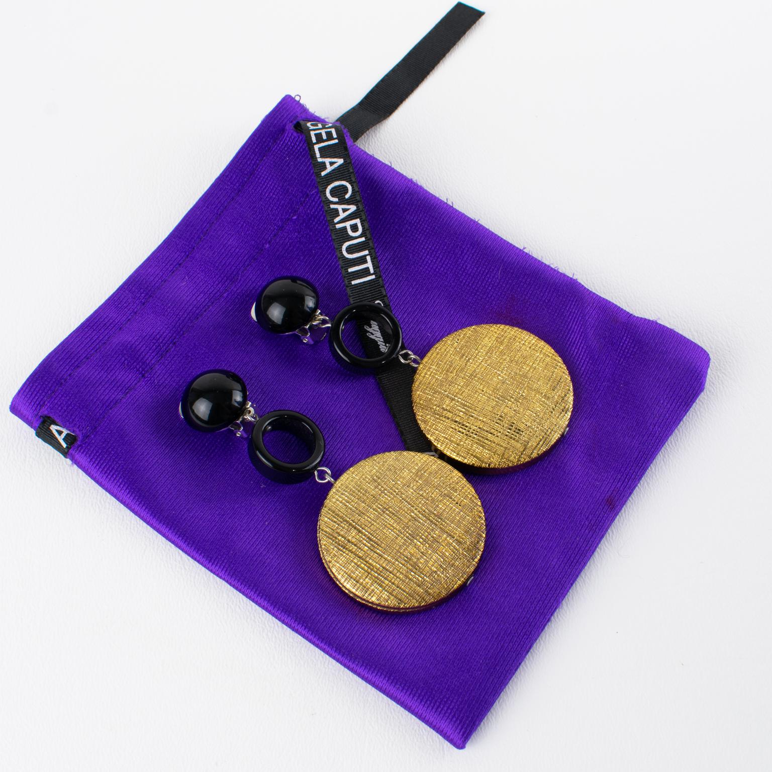 Angela Caputi - Boucles d'oreilles clip à disque en résine noire et dorée Excellent état - En vente à Atlanta, GA