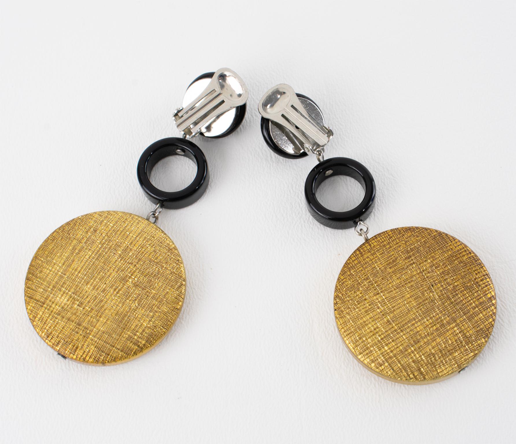 Angela Caputi - Boucles d'oreilles clip à disque en résine noire et dorée en vente 2