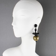 Boucles d'oreilles à pince en résine noire et or Angela Caputi