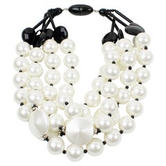 Angela Caputi Collier ras du cou en résine noire et perles