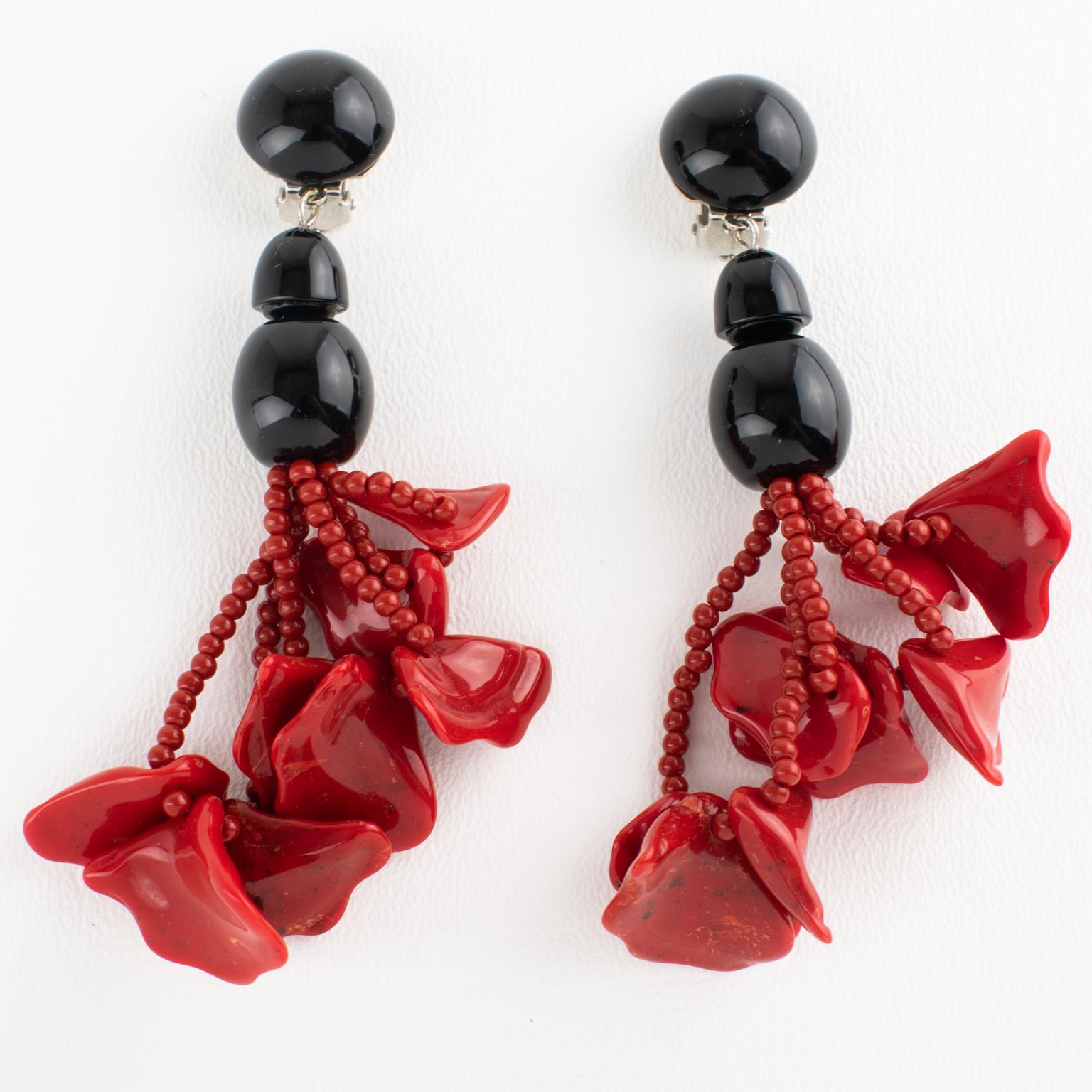 Moderne Angela Caputi - Boucles d'oreilles à clip en résine avec pendentifs en cinabre noir et rouge en vente