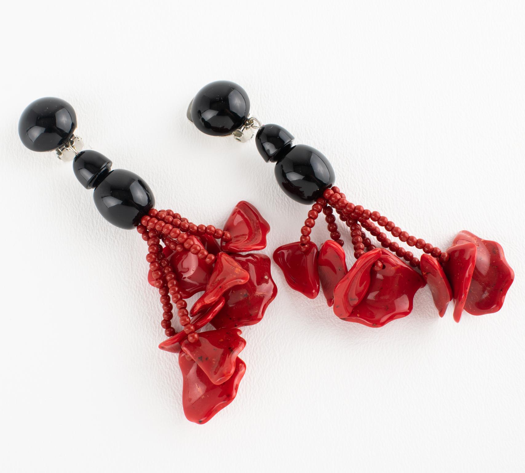 Angela Caputi - Boucles d'oreilles à clip en résine avec pendentifs en cinabre noir et rouge Excellent état - En vente à Atlanta, GA