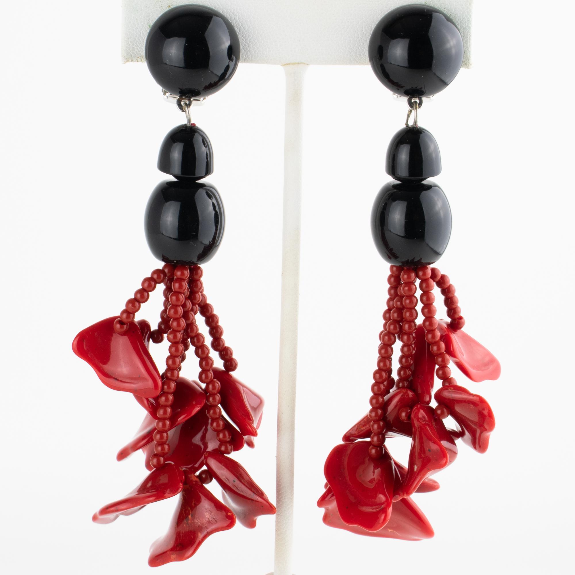 Angela Caputi - Boucles d'oreilles à clip en résine avec pendentifs en cinabre noir et rouge Unisexe en vente