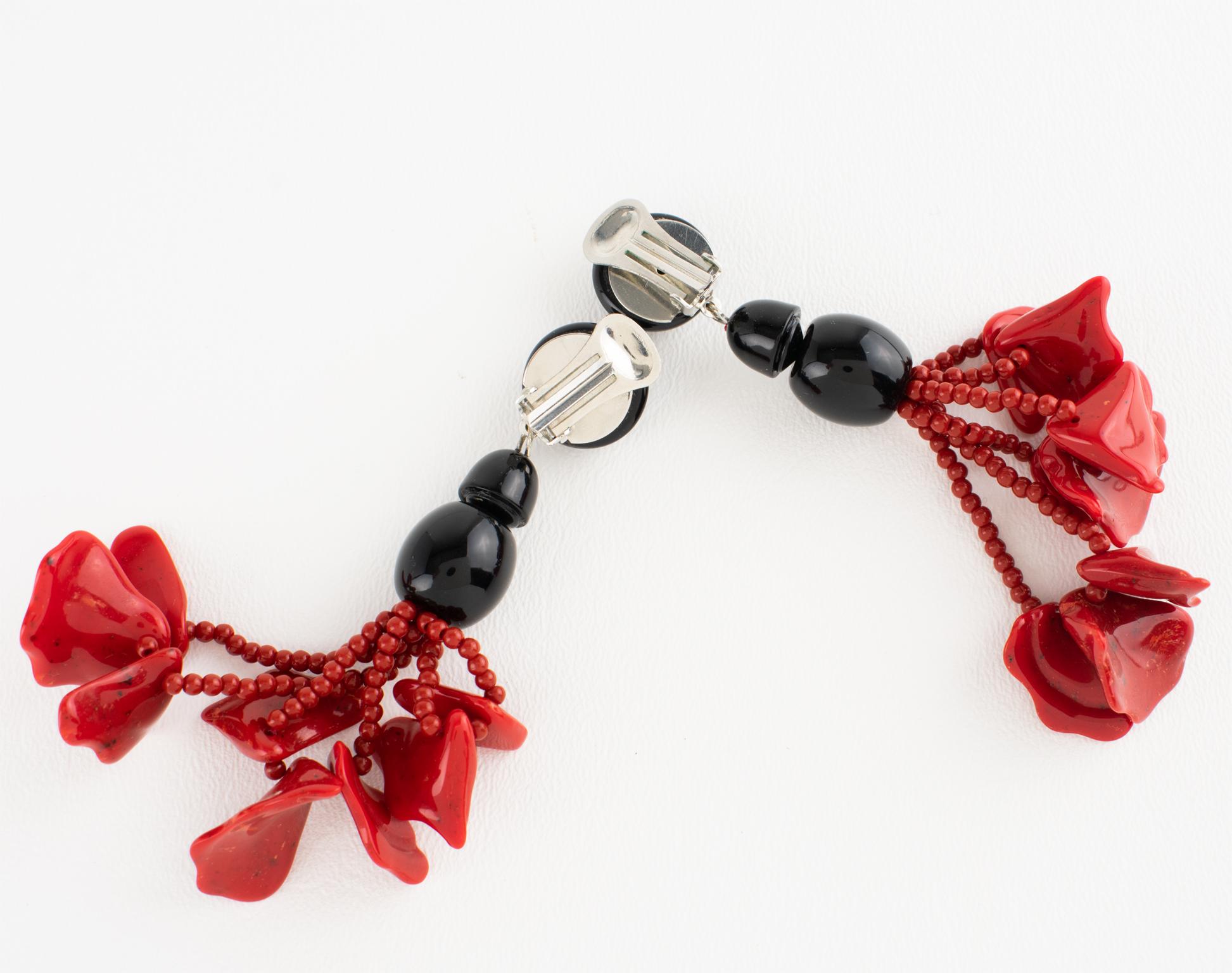 Angela Caputi - Boucles d'oreilles à clip en résine avec pendentifs en cinabre noir et rouge en vente 1