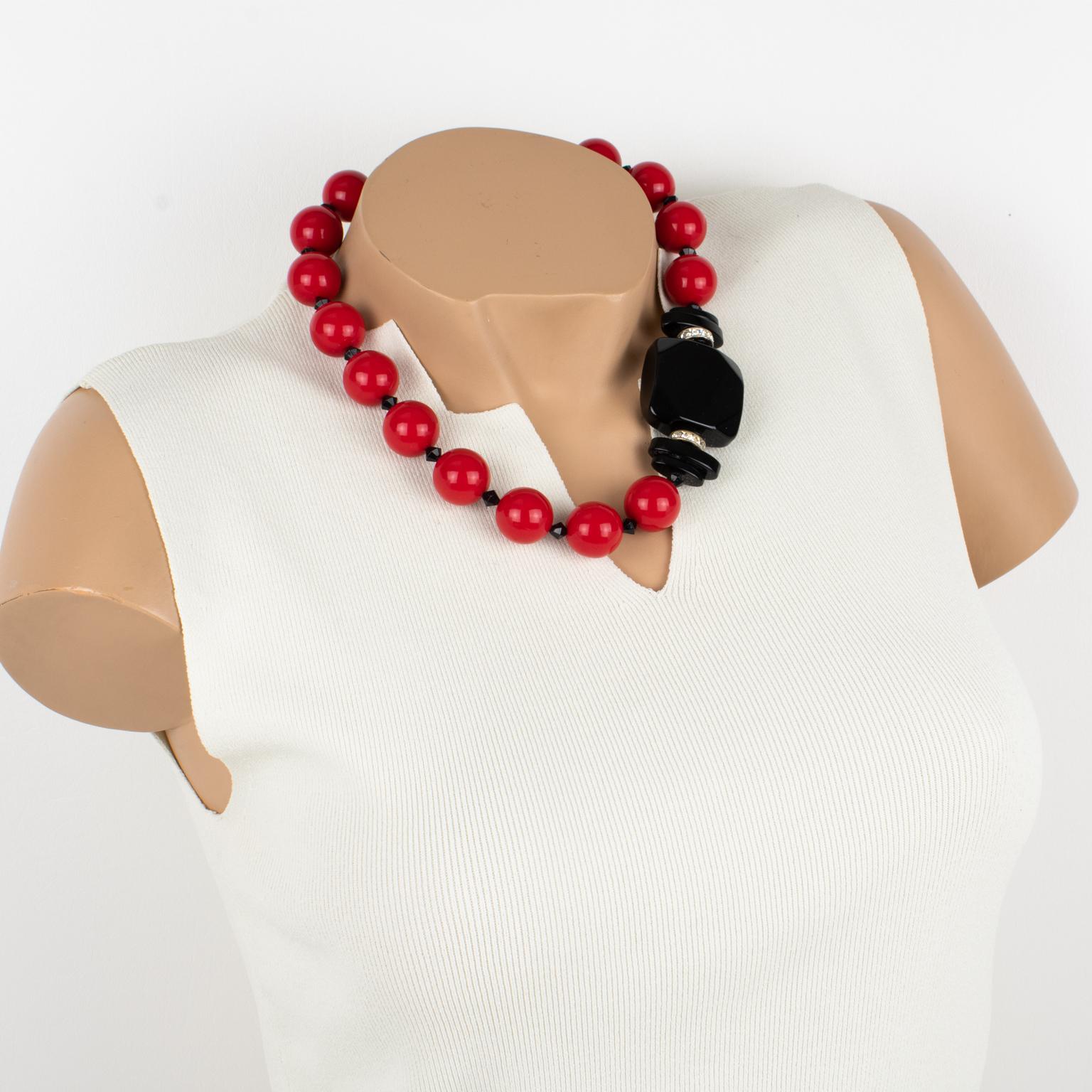 Dieses klassische, in Italien gefertigte Angela Caputi Halsband aus Kunstharz wirkt durch den Kontrast von Rot und Schwarz. Diese Halskette besteht aus klobigen runden Perlen mit einer quadratischen Perle auf der Seite, die mit Strasssteinen