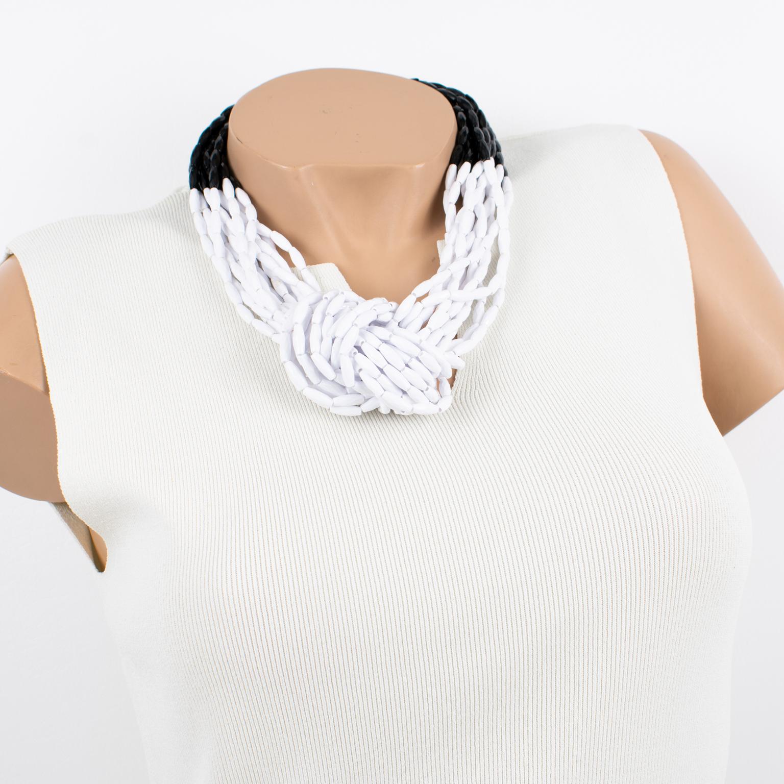 Angela Caputi, Italie, a créé ce ravissant collier ras-de-cou en résine dans les années 1990. Le design multi-brins surdimensionné présente de minuscules perles de rocaille ovales en résine, complétées par un gros nœud sur le devant. Le tour de cou