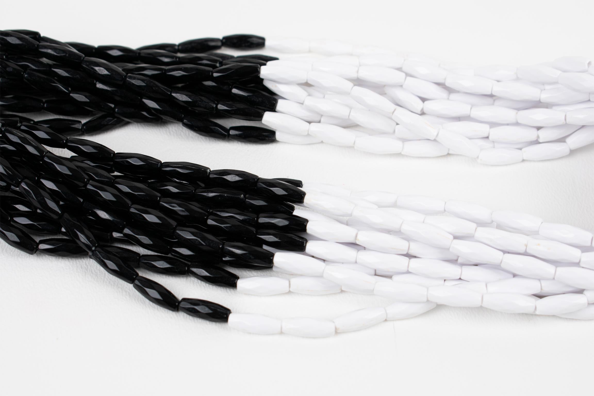 Angela Caputi Collier ras du cou à plusieurs brins noués en résine noire et blanche en vente 2