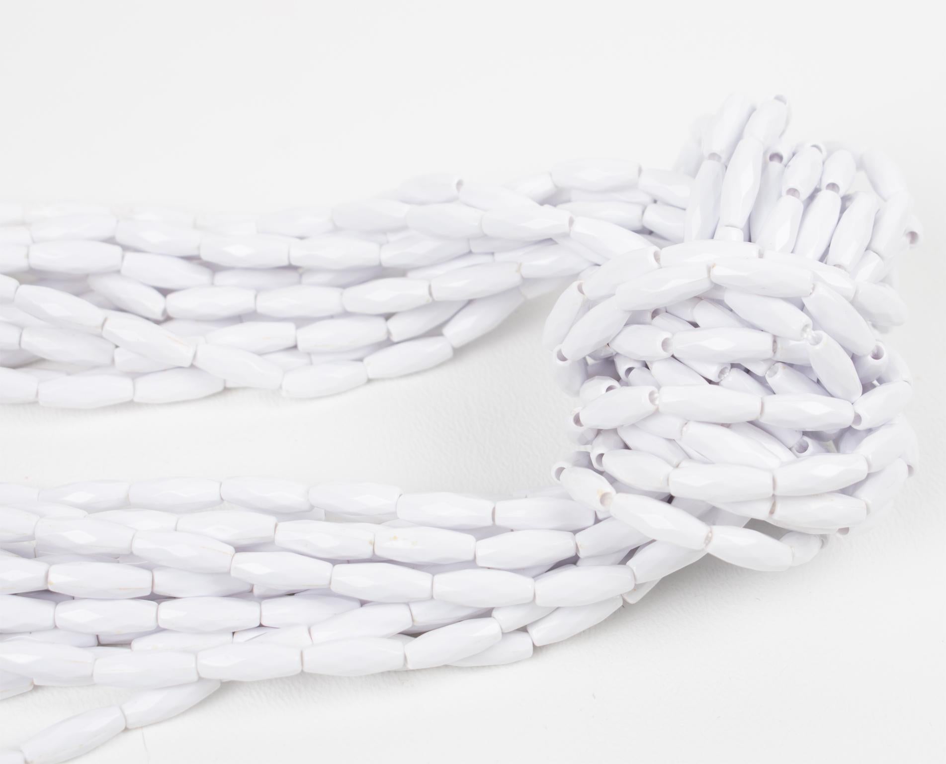 Angela Caputi Collier ras du cou à plusieurs brins noués en résine noire et blanche en vente 3