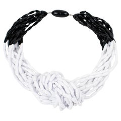 Angela Caputi Collar gargantilla de resina blanca y negra con nudos múltiples