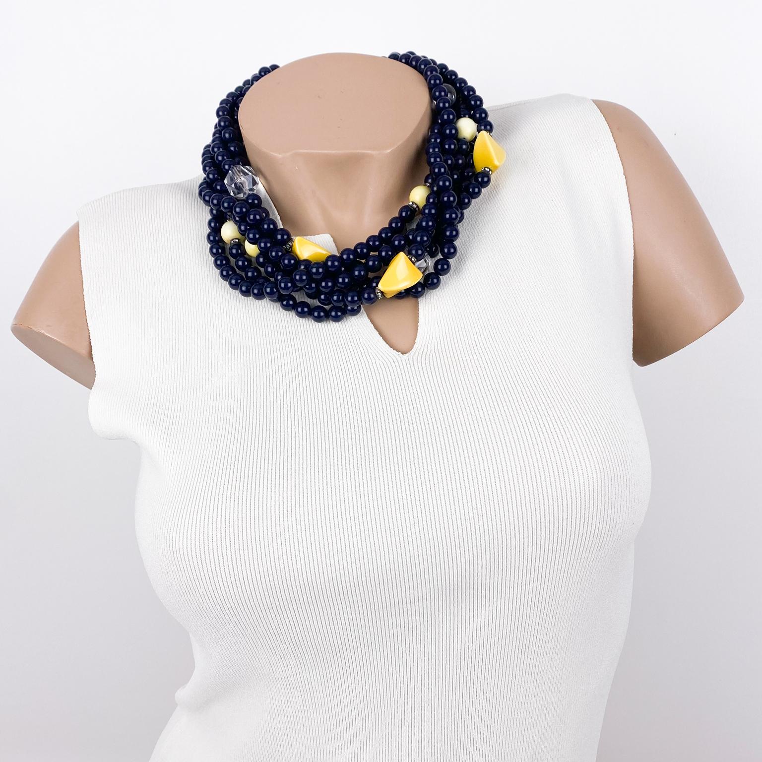Diese atemberaubende Angela Caputi Halskette aus Kunstharz, made in Italy, hat ein mehrsträngiges Design mit einer dominanten schwarzen Farbe, die mit zitronengelben geschnitzten Perlen kontrastiert wird. Geometrische Motive und durchscheinende,