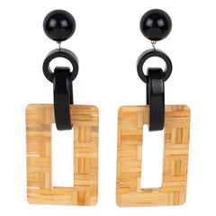 Angela Caputi, boucles d'oreilles pendantes en résine noire et lucite avec pendentifs en rotin