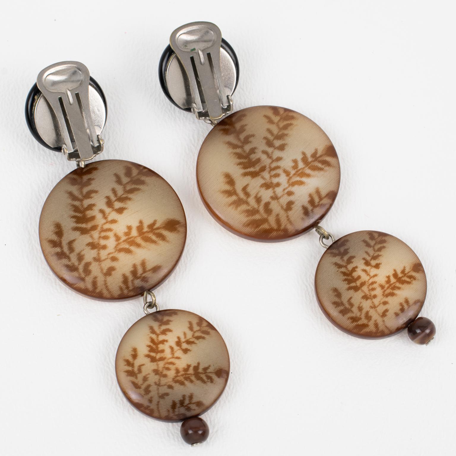 Angela Caputi Brown Tawny and Black Resin Dangle Clip Earrings with Fern Design In Excellent Condition For Sale In Atlanta, GA