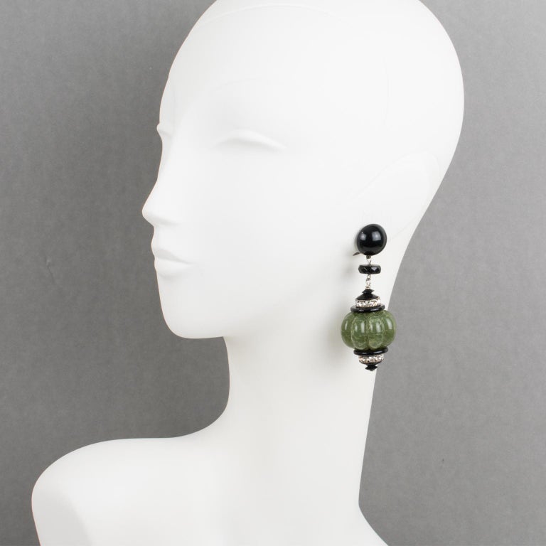 Angela Caputi Boucles d'oreilles à clip en résine noire et jade En vente  sur 1stDibs