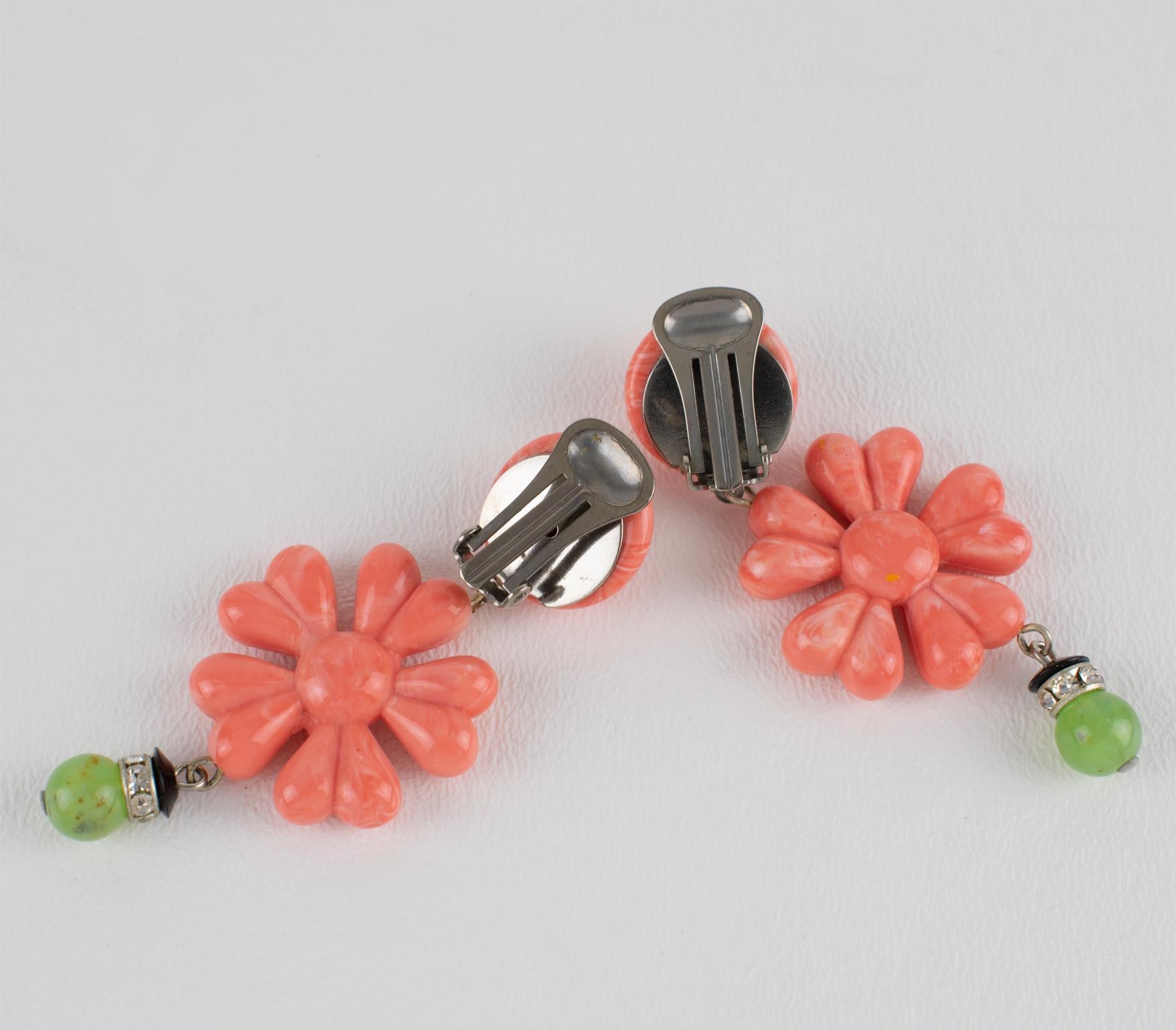 Angela Caputi Boucles d'oreilles à clip en résine avec faux corail et jade Excellent état - En vente à Atlanta, GA