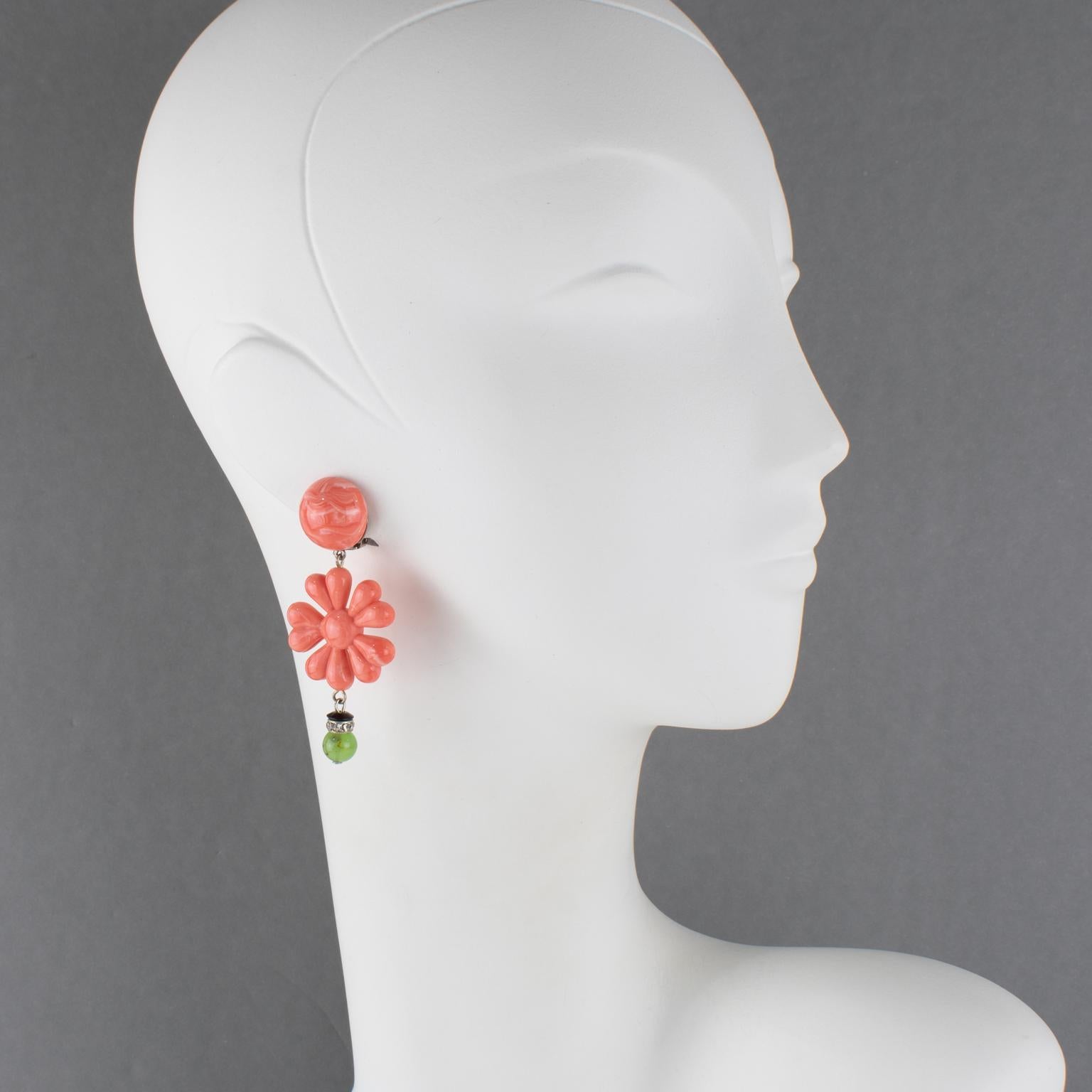 Angela Caputi Boucles d'oreilles à clip en résine avec faux corail et jade en vente 3