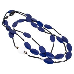 Angela Caputi Collier extra long en perles de résine bleu et blanc en faux lapis