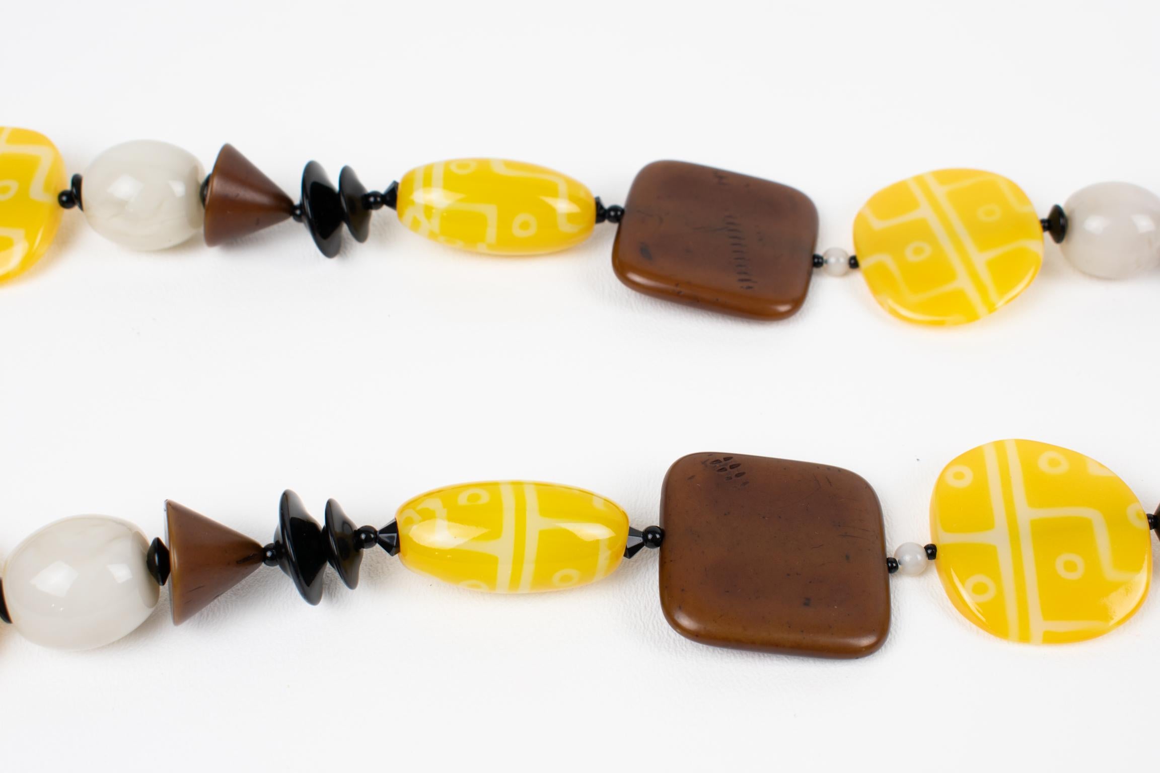 Angela Caputi Collier extra long en faux bois et perles de résine jaune texturée en vente 5