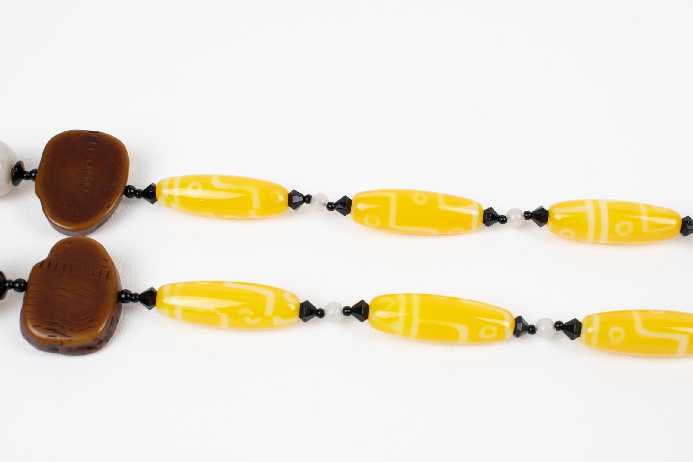 Angela Caputi Collier extra long en faux bois et perles de résine jaune texturée en vente 6