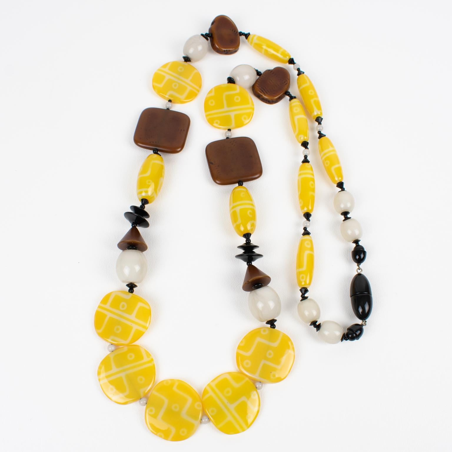 Moderne Angela Caputi Collier extra long en faux bois et perles de résine jaune texturée en vente