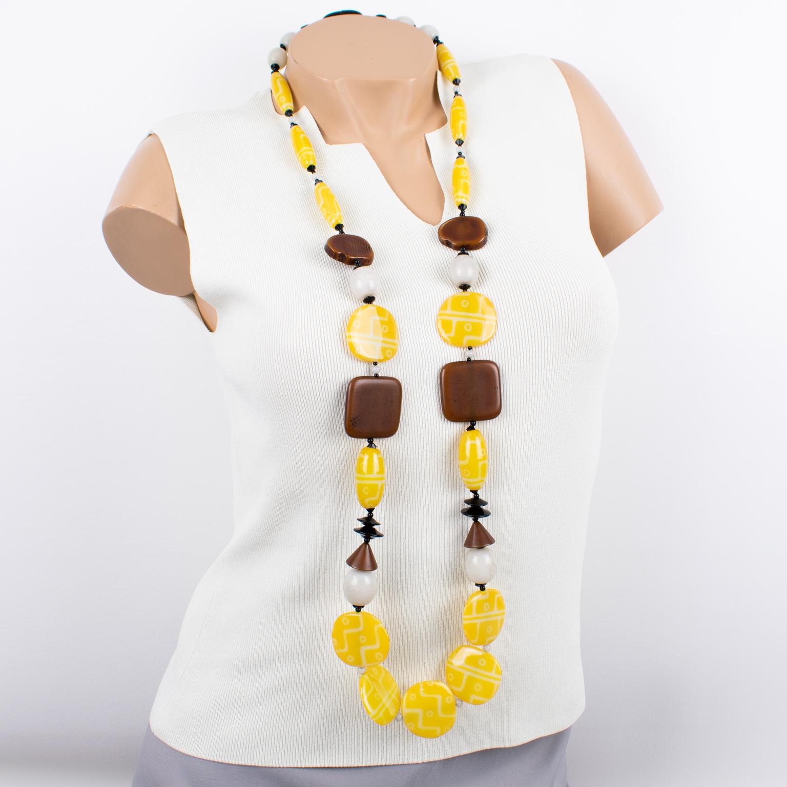 Angela Caputi Collier extra long en faux bois et perles de résine jaune texturée Excellent état - En vente à Atlanta, GA