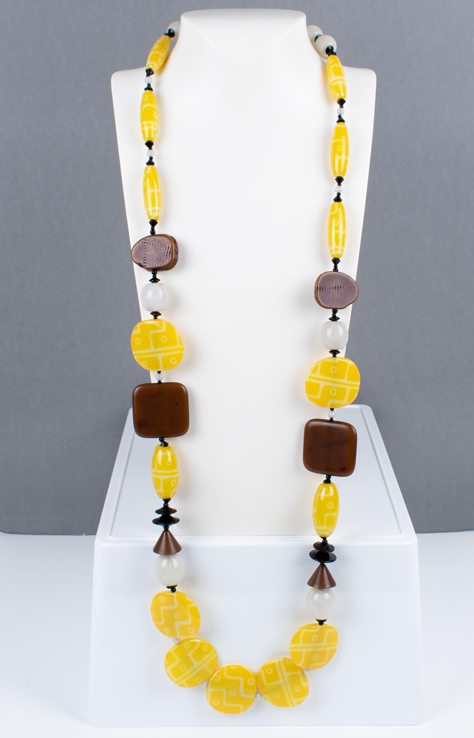 Angela Caputi Collier extra long en faux bois et perles de résine jaune texturée Unisexe en vente