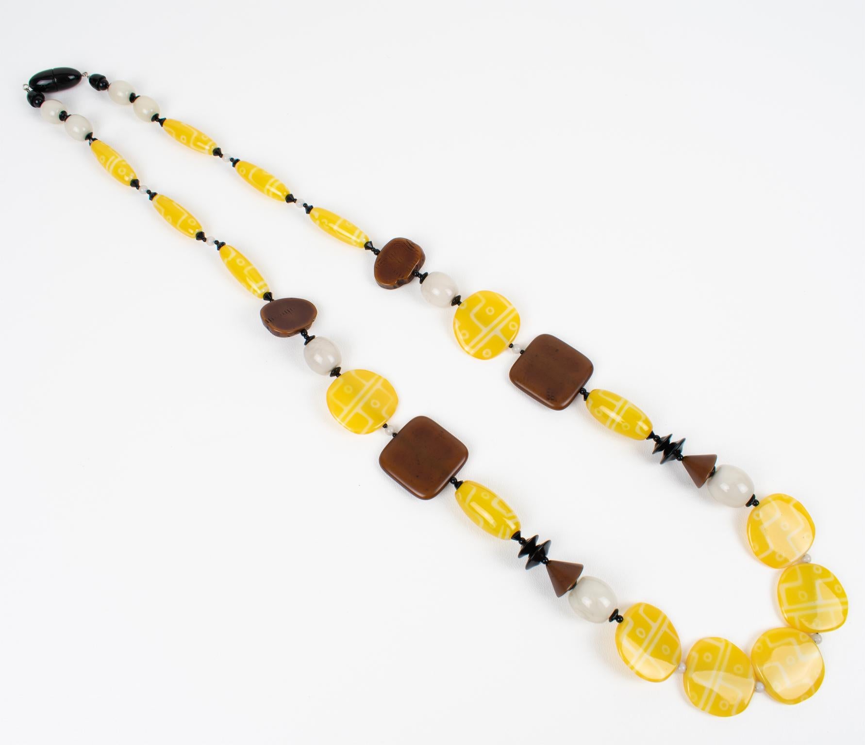 Angela Caputi Collier extra long en faux bois et perles de résine jaune texturée en vente 1