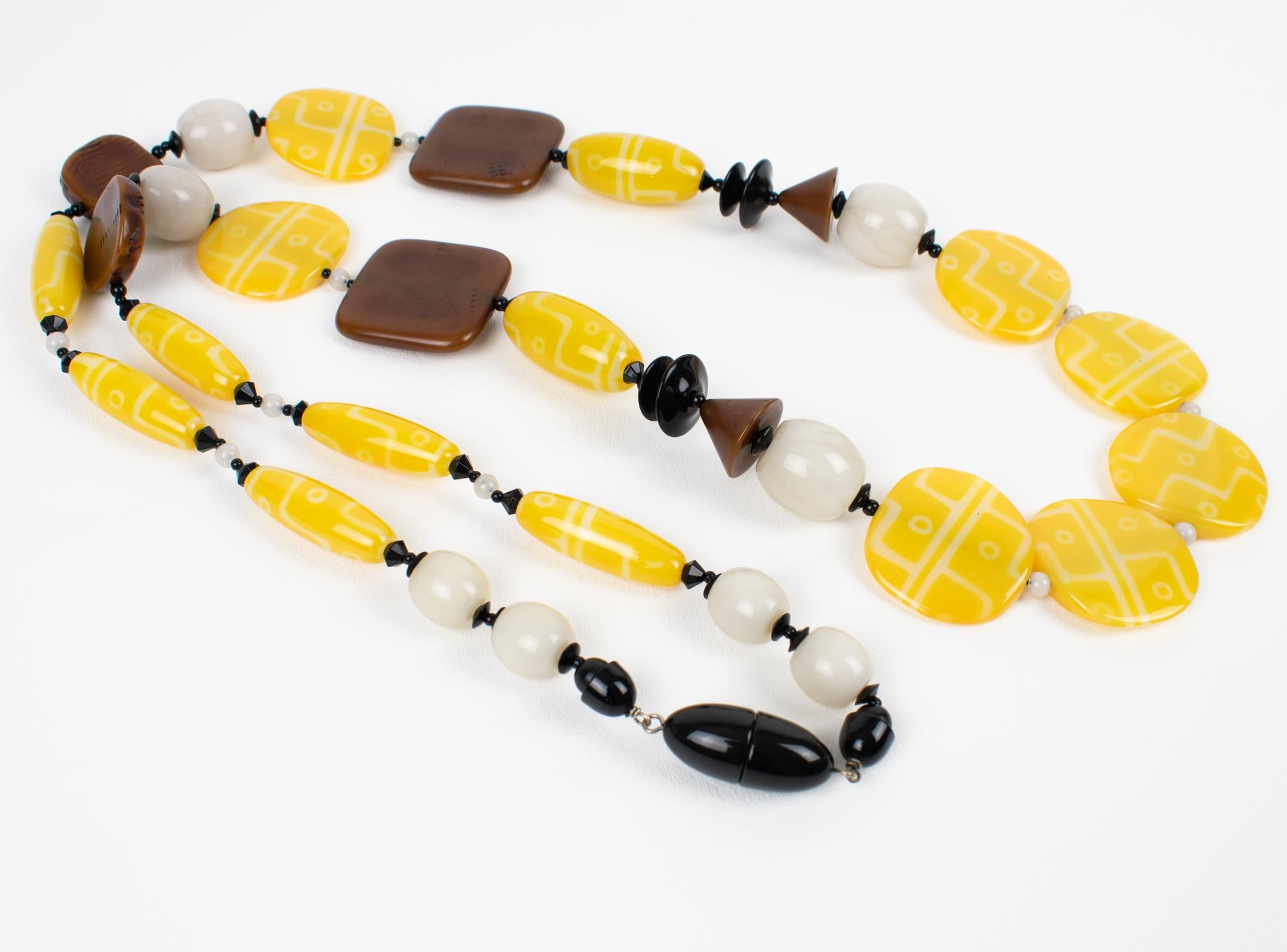 Angela Caputi Collier extra long en faux bois et perles de résine jaune texturée en vente 2