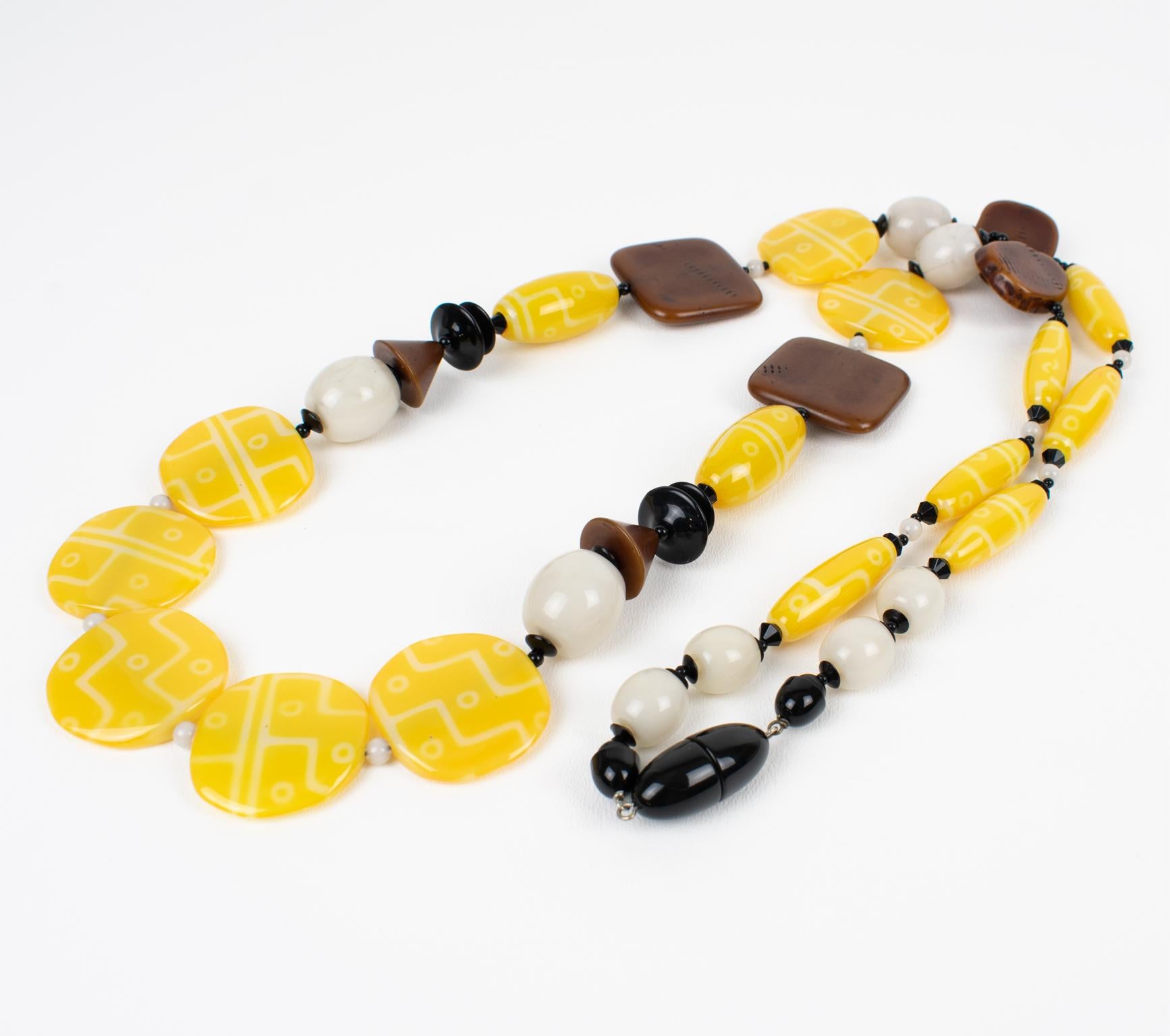 Angela Caputi Collier extra long en faux bois et perles de résine jaune texturée en vente 3