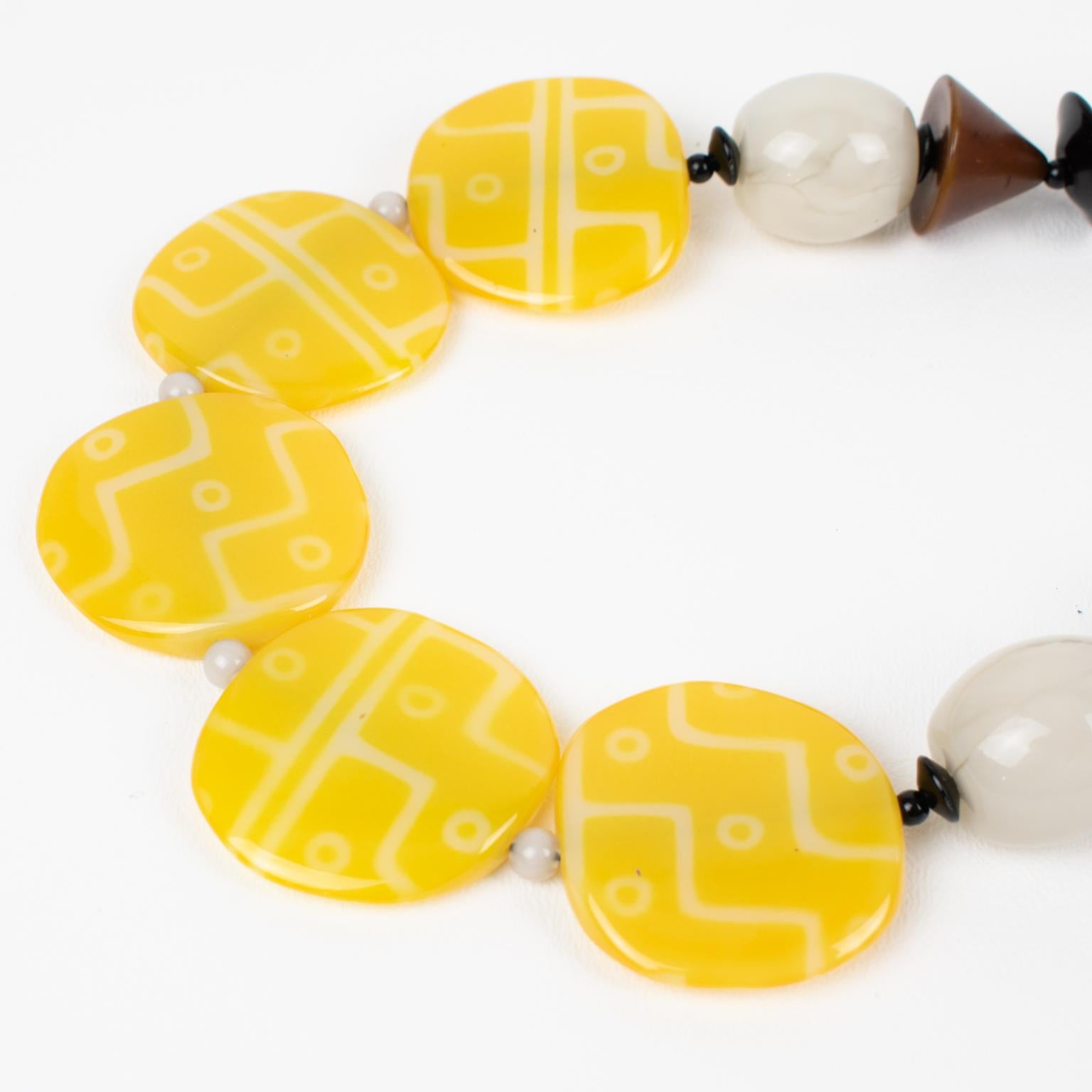 Angela Caputi Collier extra long en faux bois et perles de résine jaune texturée en vente 4