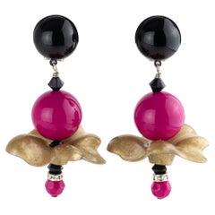Angela Caputi - Boucles d
oreilles pendantes en résine Fuchsia et Poussière d
or avec fleur de flamenco