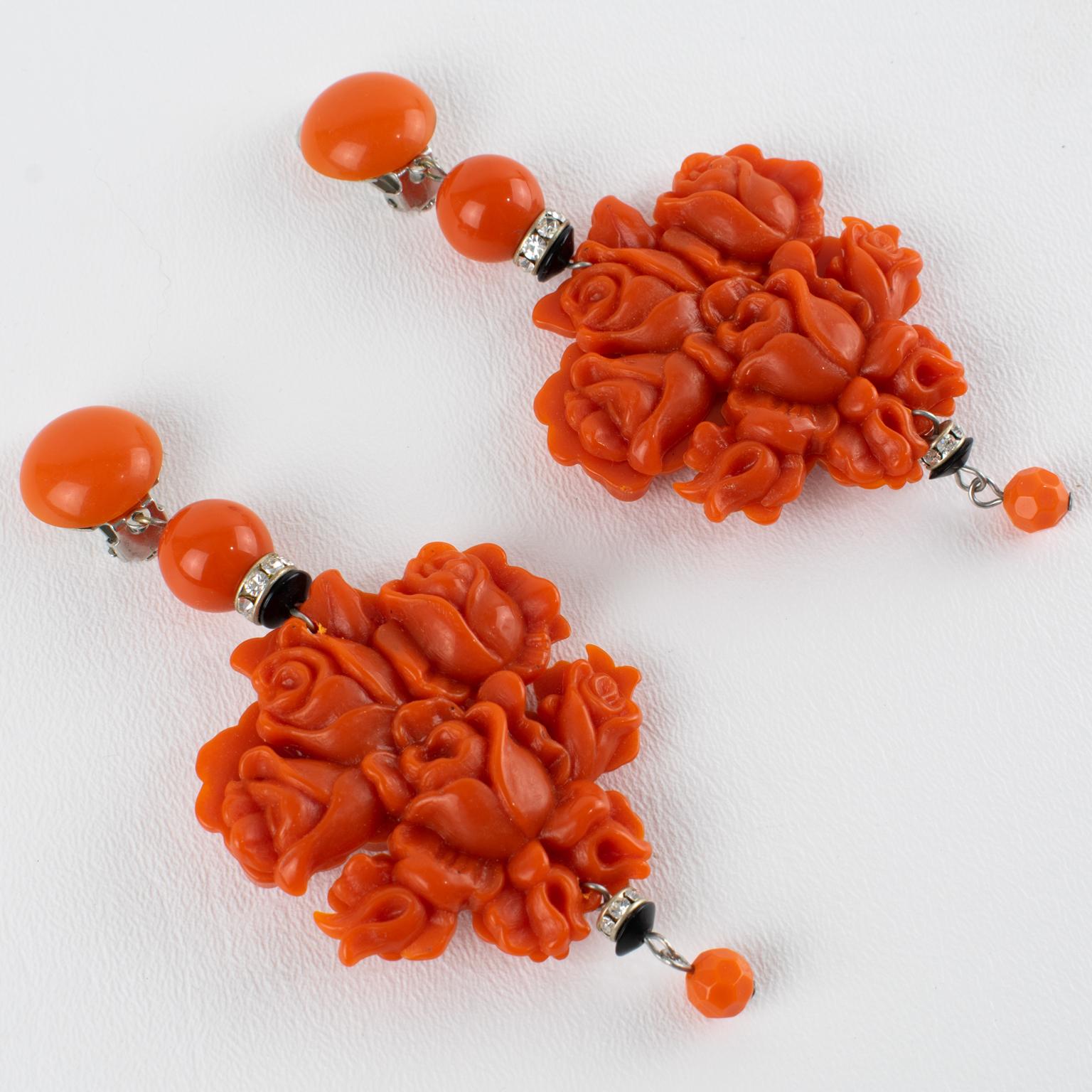 Angela Caputi Pendientes de clip de resina con flor gigante de coral de imitación en venta 1