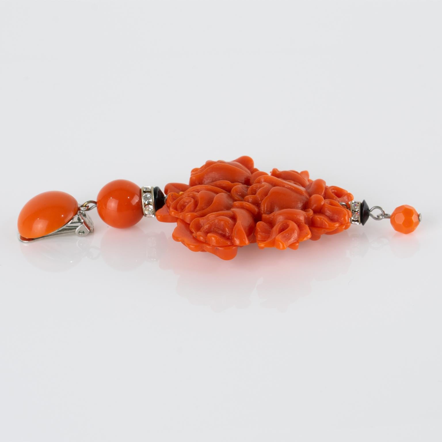 Angela Caputi Pendientes de clip de resina con flor gigante de coral de imitación en venta 3