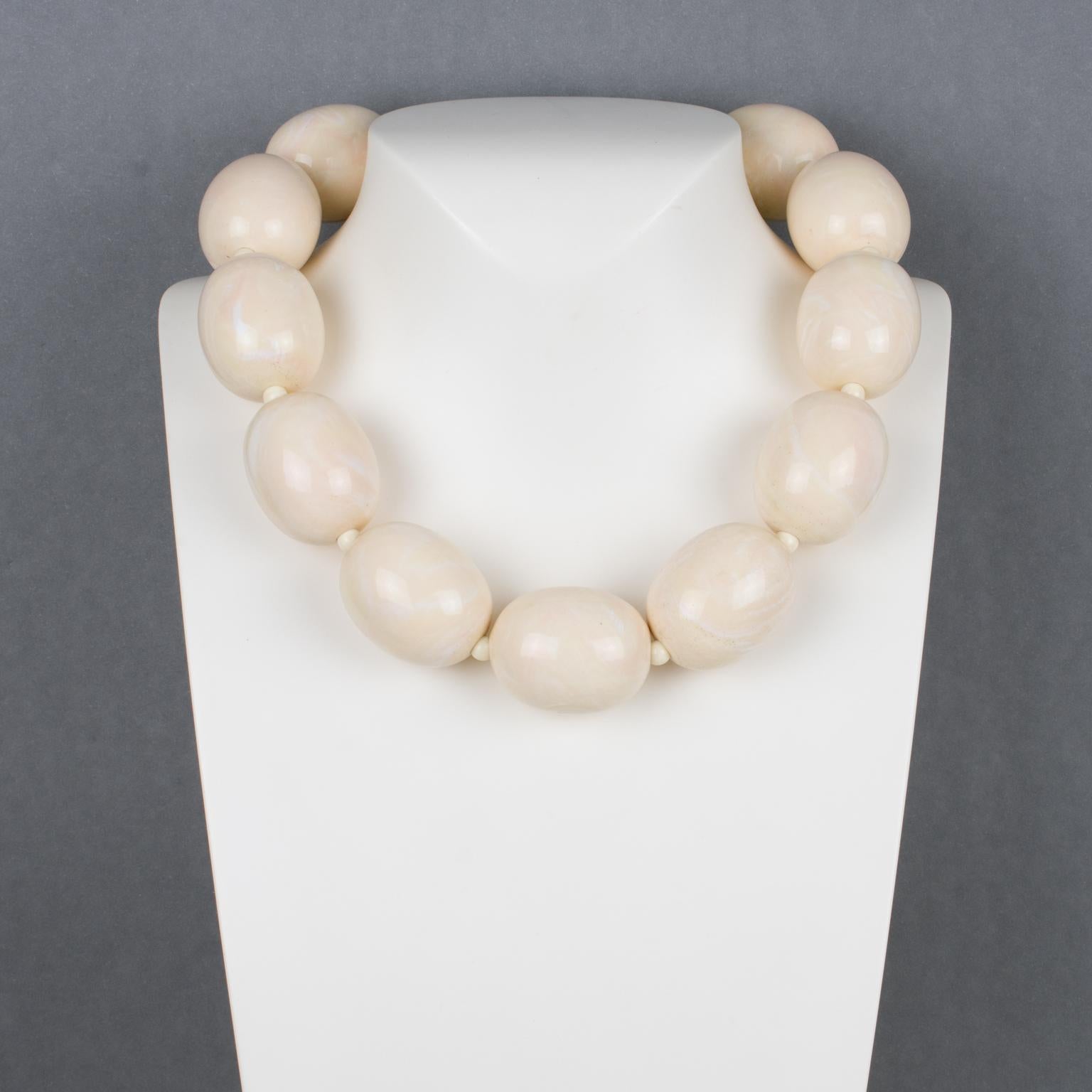 Moderne Collier de résine avec perles géantes en ivoire et blanc Angela Caputi en vente
