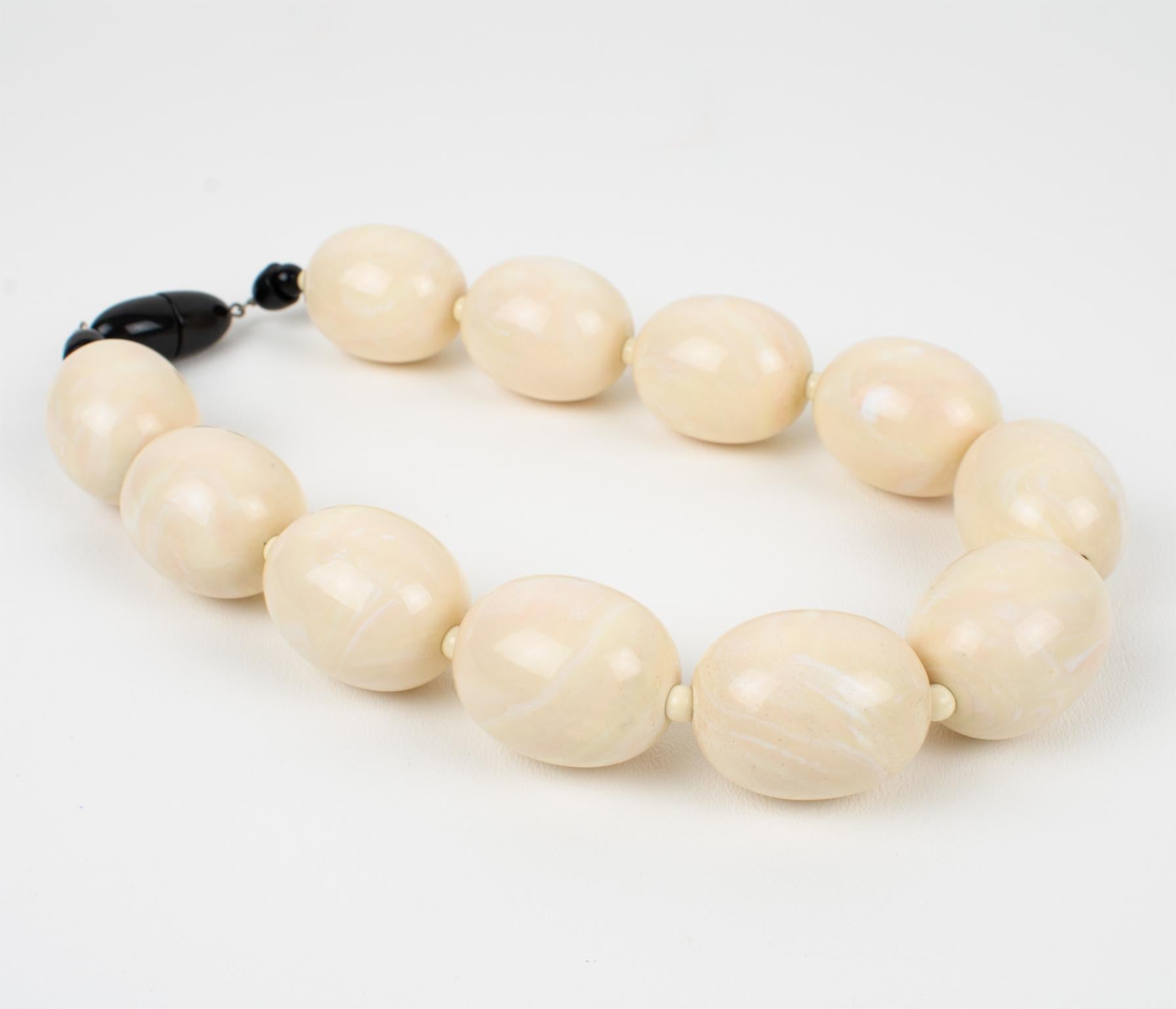Collier de résine avec perles géantes en ivoire et blanc Angela Caputi Excellent état - En vente à Atlanta, GA