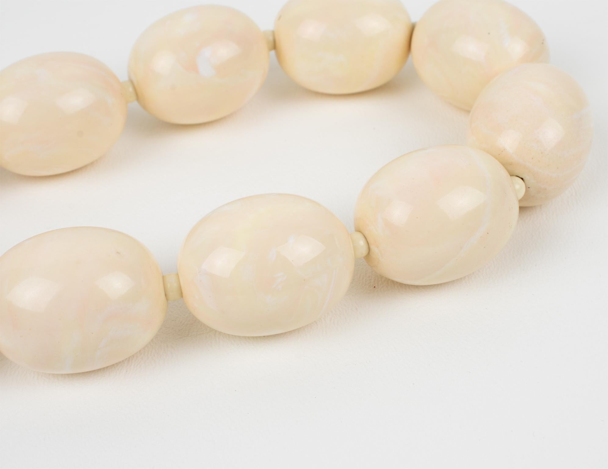 Collier de résine avec perles géantes en ivoire et blanc Angela Caputi Unisexe en vente