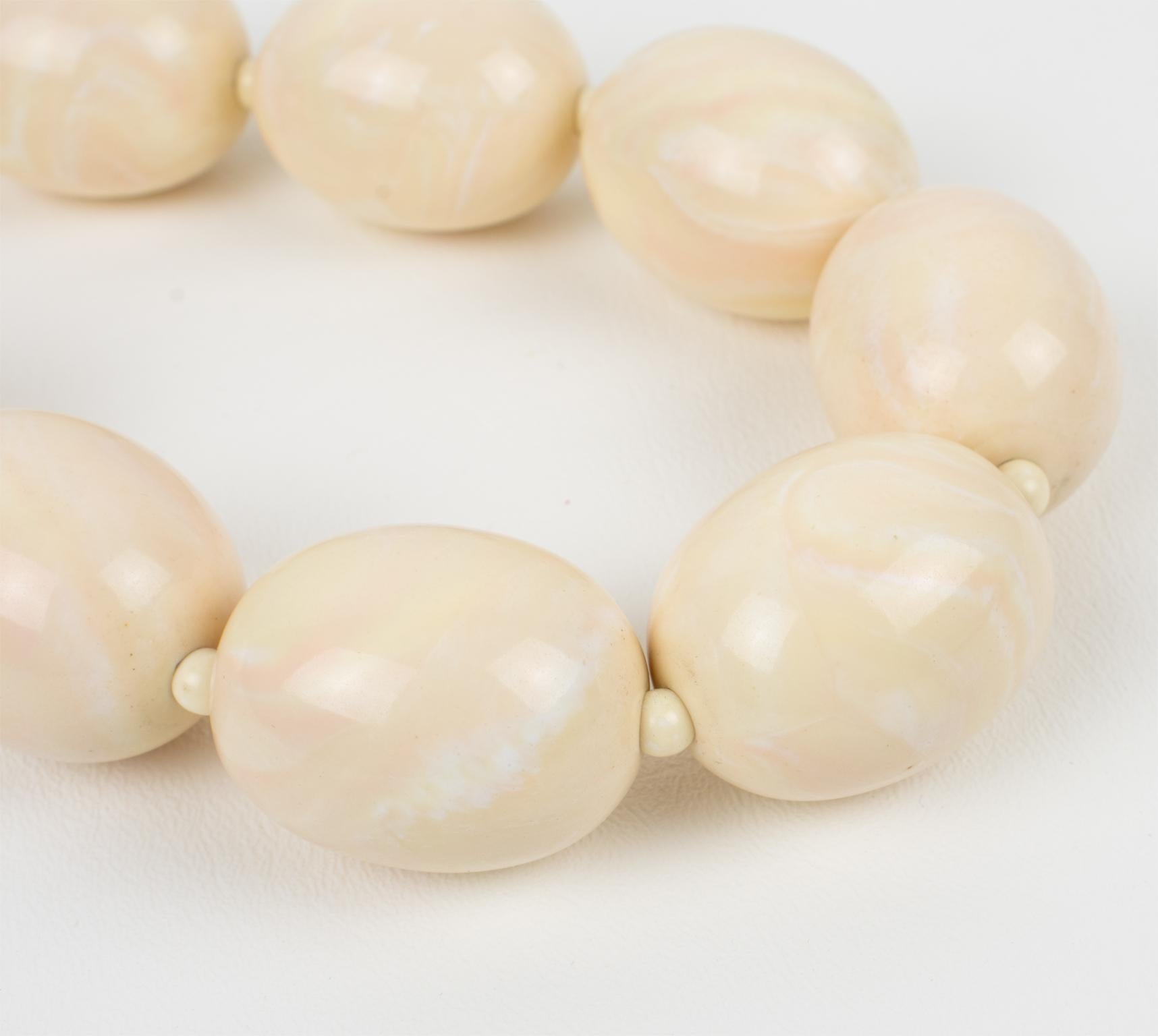 Collier de résine avec perles géantes en ivoire et blanc Angela Caputi en vente 1
