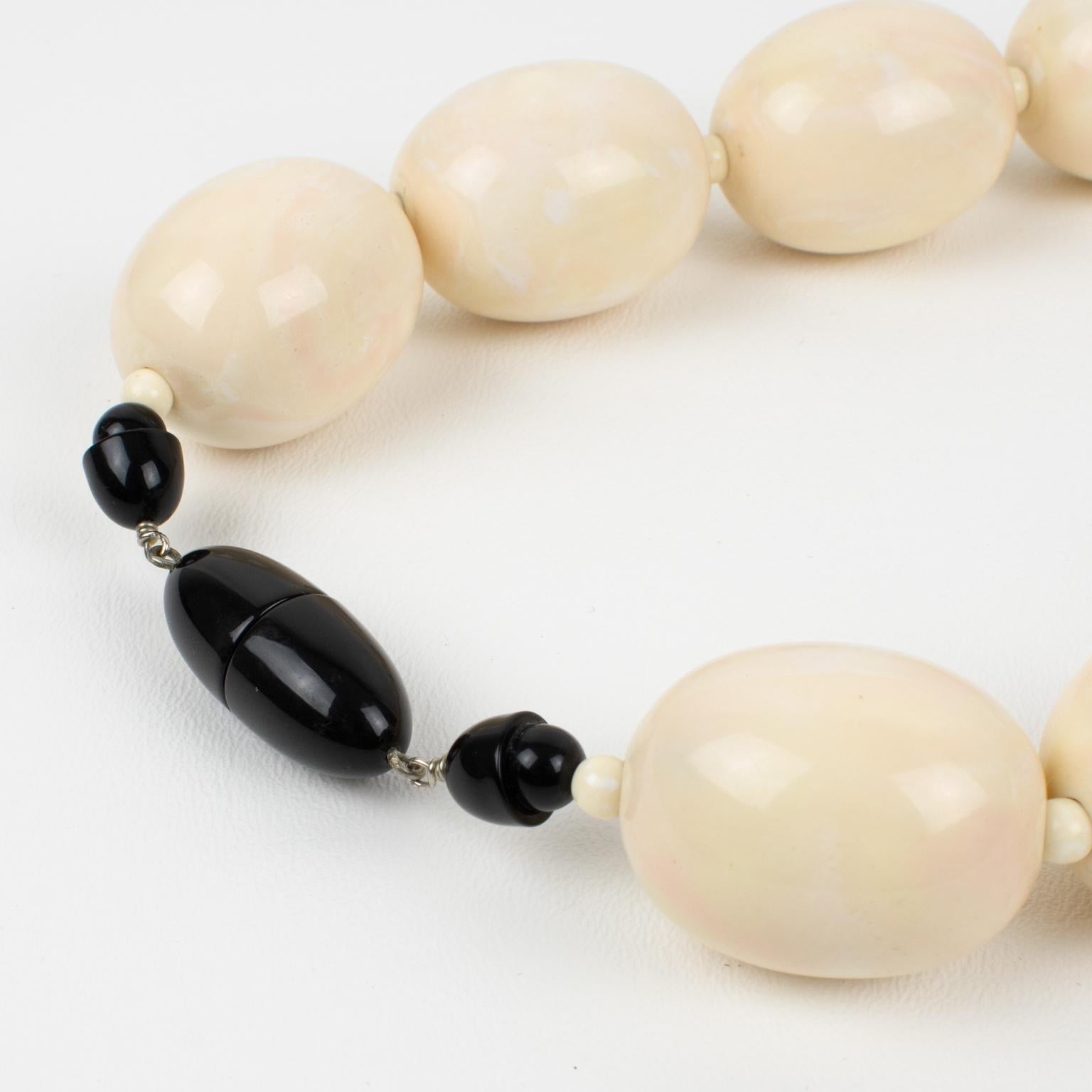 Collier de résine avec perles géantes en ivoire et blanc Angela Caputi en vente 2