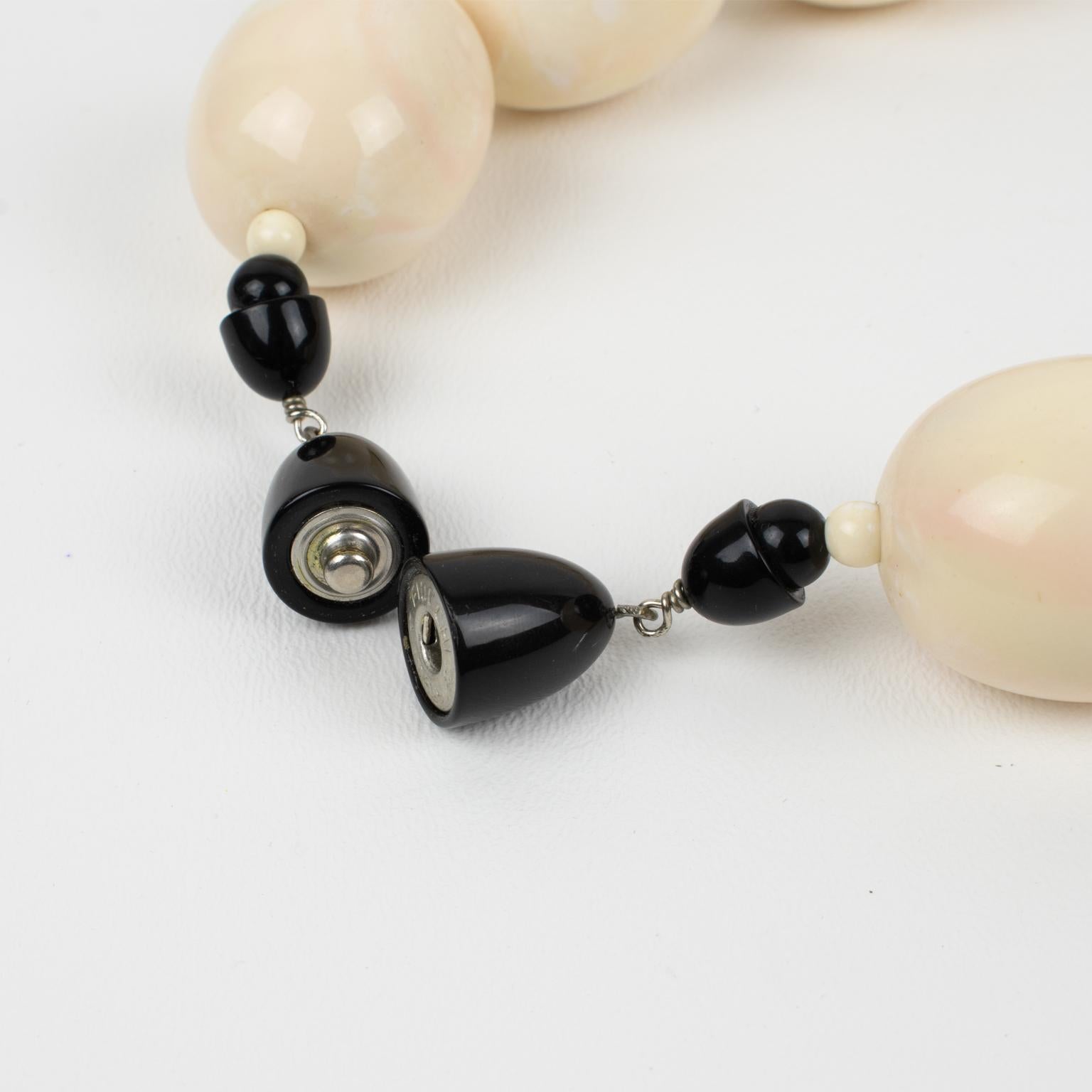 Collier de résine avec perles géantes en ivoire et blanc Angela Caputi en vente 3