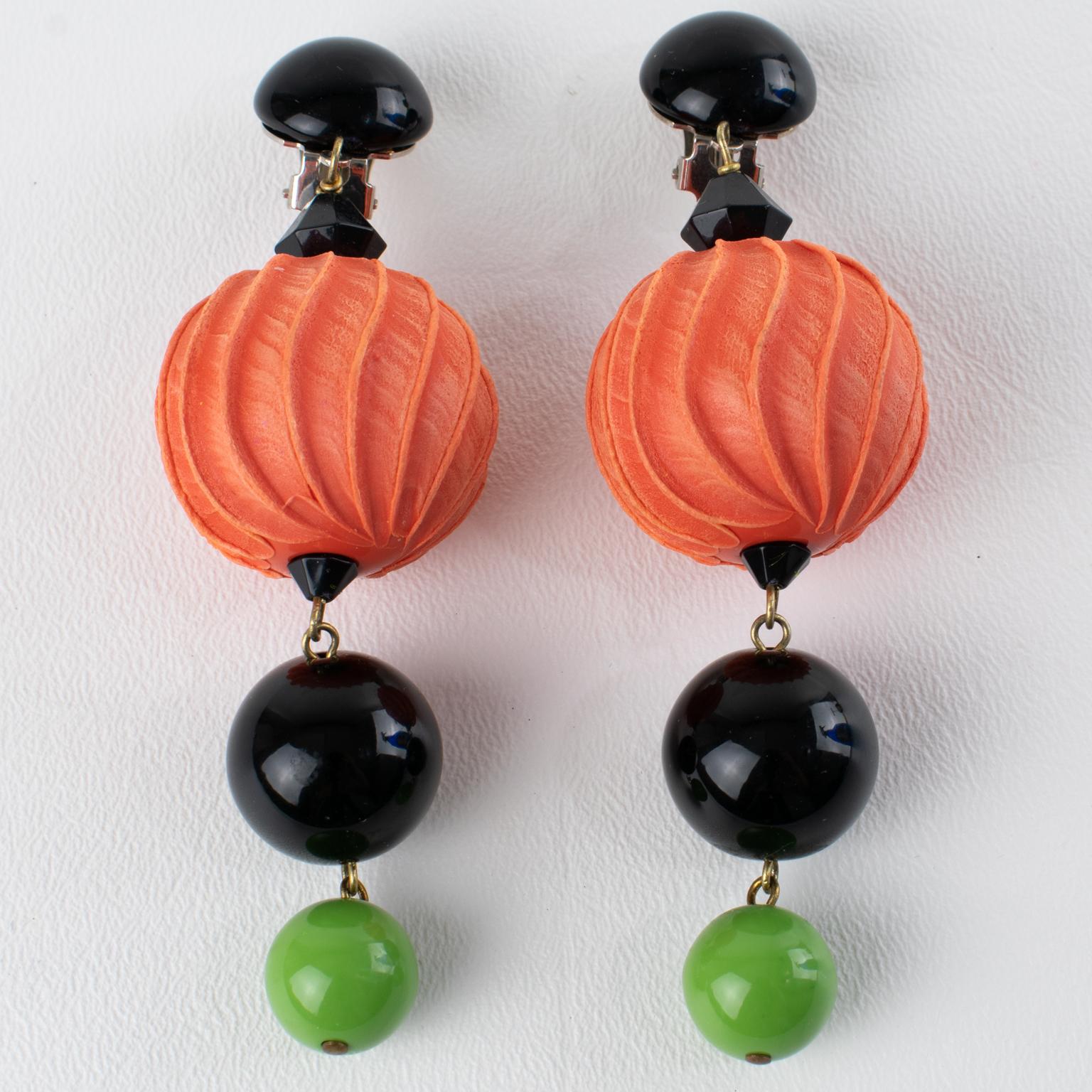 Moderne Angela Caputi - Boucles d'oreilles pendantes en résine avec perles de citrouille géante en vente